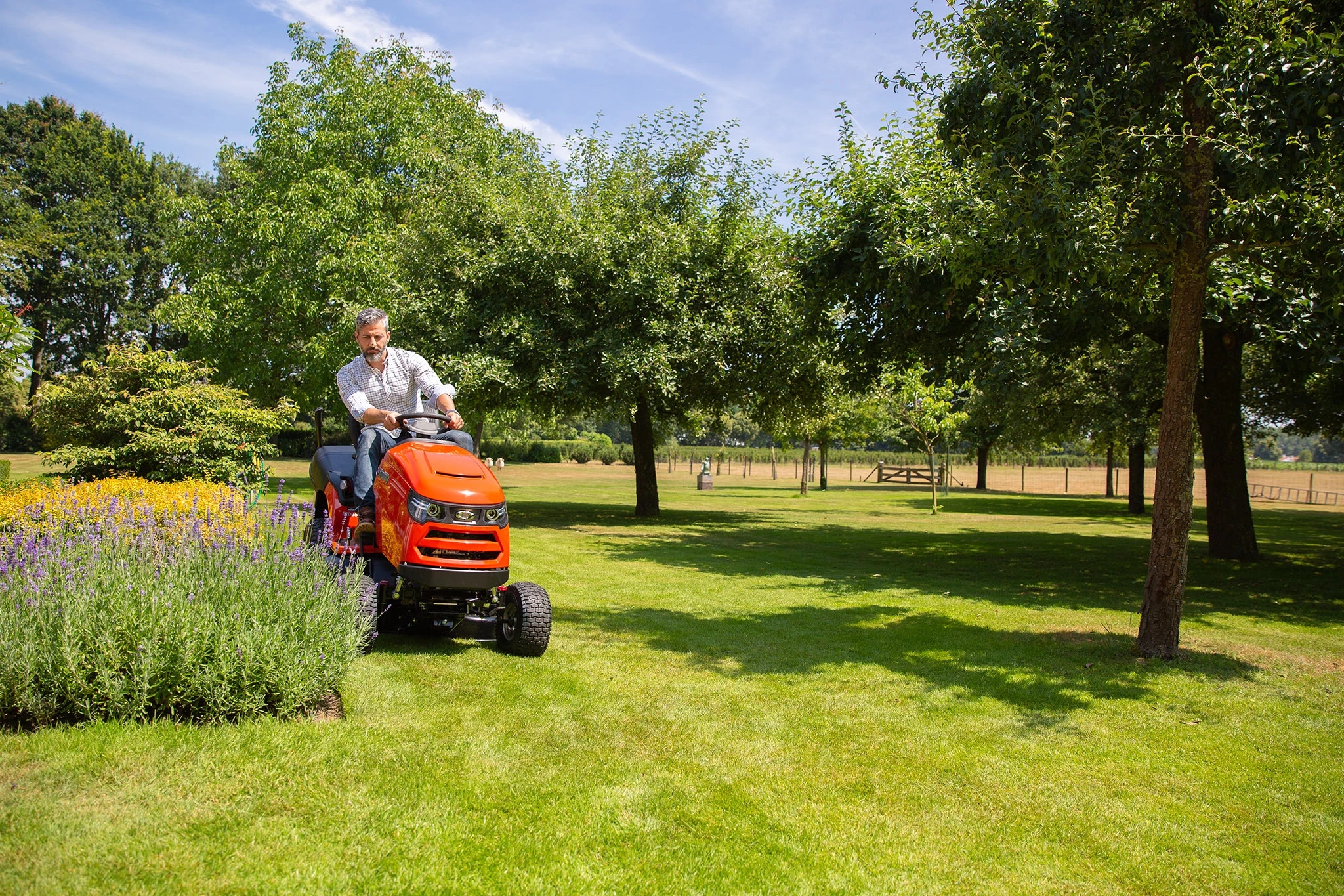 Imagen de Afronta el Invierno con un Jardín Impecable gracias al Tractor Cortacésped